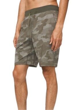 lululemon athletica Men's Olive Camo short 9” size Medium